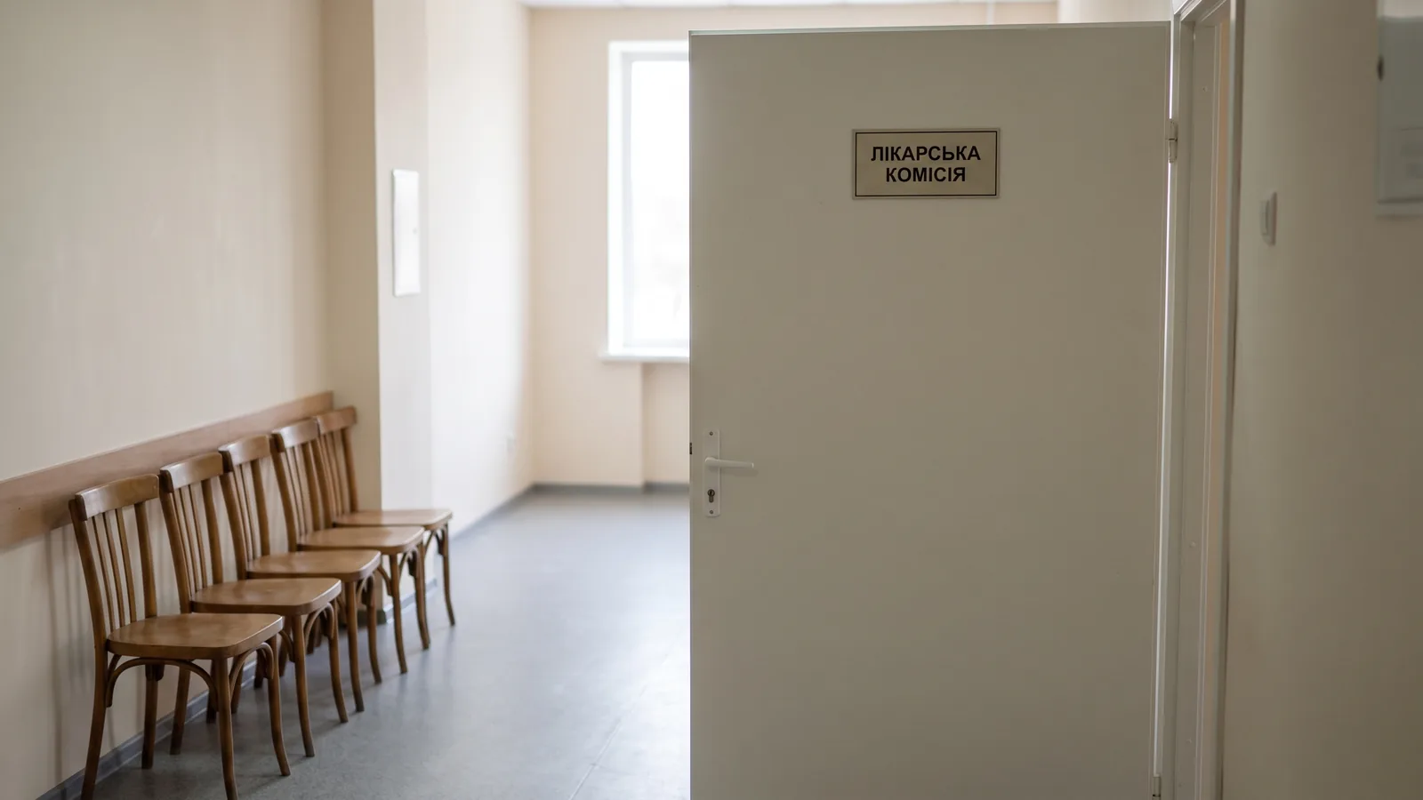 Комісія визнала його придатним, не давши ані права на адвоката, ані можливості подати медичні документи. Суд скасував рішення комісії - але накази лишив
