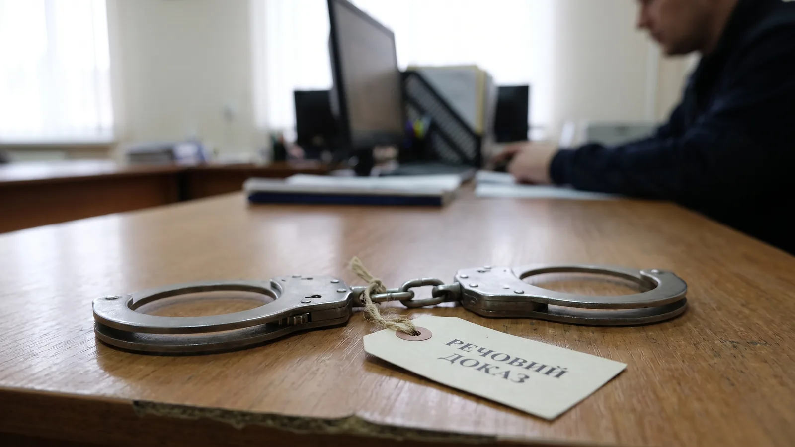 Прикував військовозобов'язаного кайданками до металевої драбини і залишив так на всю ніч. Обвинувальний акт скеровано до суду